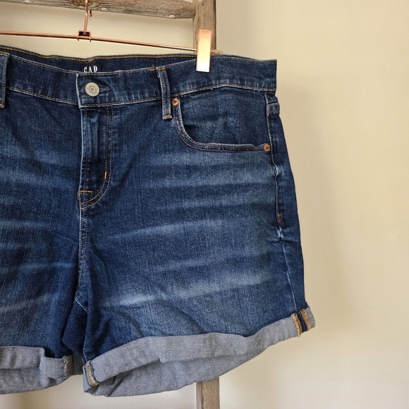 ⭐️40% Off⭐️ Gap Rolled Up 5 Inch Denim Shorts - Picture 3 of 12